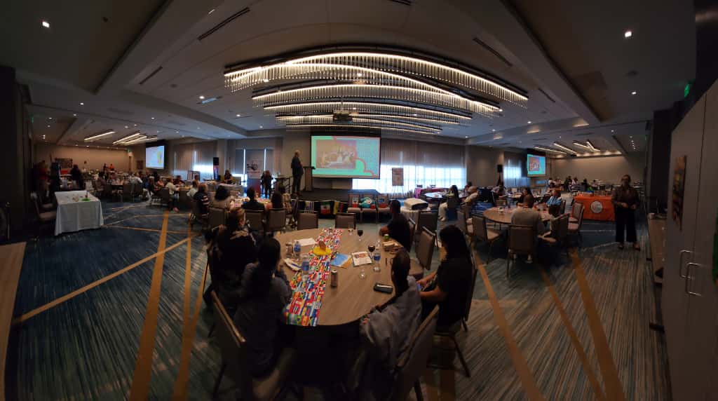Montaje de proyector en salón de eventos en Brickell